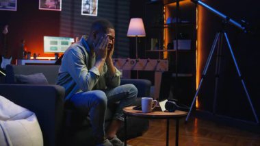 Başarısızlıktan korkan, teslim tarihleriyle mücadele eden, üstlerinin baskısı ve stresi altında çalışan genç stresli yetişkinler. Hüsrana uğramış endişeli çalışan hatalar yapıyor, tükeniyor ve geriliyor. Kamera A.