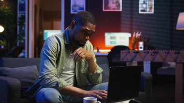 Afrika kökenli Amerikalı adam modern çatı katında baş ağrısıyla çok çalışıyor. Patronunun baskısı ve baskısı altında çalışıyor. Genç insan hayal kırıklığına uğramış ve endişeli, görevlerle boğuşuyor. Kamera A.