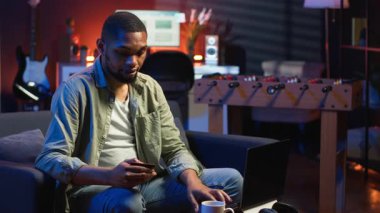 Çevrimiçi bankacılık ve kredi kartıyla ödemeleri yöneten genç adam, para transferini onaylamak ve denetlemek için internet sitesine numaralarını giriyor. Evdeki sıradan bir kadın alışveriş yapıyor. Kamera B.