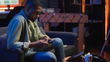 Kanepede oturup araştırma yapmak için gazete okuyan, oturma odasındaki arşivlerle birden fazla iş yapan siyahi bir serbest yazar. Yetişkin dalışı profesyonel ya da kişisel gelişim konuları. Kamera B.