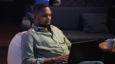 Finansal dengeyi kontrol eden ve muhasebe analizi yapan bir adam. Şirketin evde gelir artışı sağlamış. Afrika kökenli Amerikalı işçiler ekonomi istatistiklerini kullanarak uzak bir işten zevk alıyorlar. Kamera B.