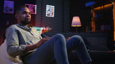 İnternetteki video konferansı yoluyla online bir derse katılan genç yetişkin, önemli sanal dersler için bir öğretmenle görüşüyor. Siyahi adam yüksek lisans derecesi için uzaktan çalışıyor. Kamera A.