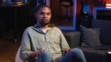 Afrikalı Amerikalı bir adam yeni bir iş bulmak için sanal bir atölyeye giriyor, koçla iletişim kuruyor. İnteraktif bir ağ öğrenme seansına katılan hırslı bir adam. Kamera B.