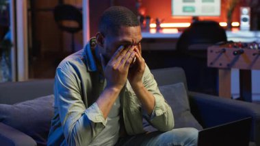 Başarısızlıktan korkan, teslim tarihleriyle mücadele eden, üstlerinin baskısı ve stresi altında çalışan genç stresli yetişkinler. Hüsrana uğramış endişeli çalışan hatalar yapıyor, tükeniyor ve geriliyor. Kamera B.