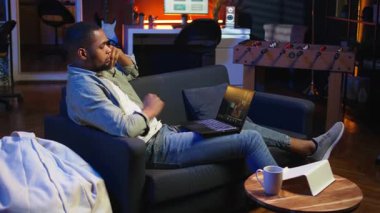 Freelancer, etkin çevrimiçi kurs için güçlü bir dijital bağlantı sağlayarak uzak atölye dersi için telekonferans çağrısına katılıyor. Sanal sohbet yoluyla tartışmaya giren bir adam. Kamera A.