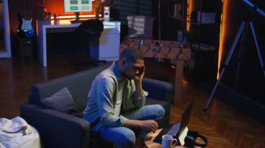 Afrika kökenli Amerikalı bir insan, uzak görevler yaparken kötü haberler alıyor. Tüm görevlerini tamamlamak için aşırı çalışma ve baskı altında hissediyor. Genç yetişkinler tükenmişlerle uğraşır. Kamera A.