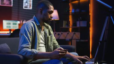 Çevrimiçi bankacılık ve kredi kartıyla ödemeleri yöneten genç adam, para transferini onaylamak ve denetlemek için internet sitesine numaralarını giriyor. Evdeki sıradan bir kadın alışveriş yapıyor. Kamera A.