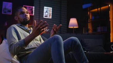 Evdeki bir video görüşmesi sırasında gülümseyen ve sohbet eden Afrikalı Amerikalı iş arkadaşlarıyla iş görüşmelerini paylaşıyor. Dijital ve kablosuz yaşam tarzı. Kamera A.