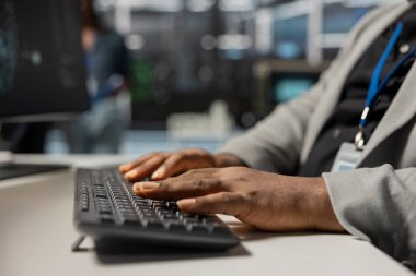 Veri merkezi teknisyeninin klavyeye yazmasını, teçhizatı denetlemesini, bakım işlerini yapmasını. PC 'de sunucu çiftliği çalışanı kodlaması, işlevsel istikrarın sağlanması için sistem kontrolleri