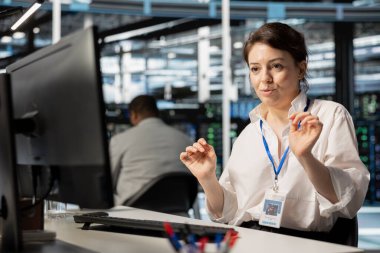 Veri merkezi teknisyeni ekipmanları denetliyor, bakım görevleri yapıyor, performans teşhislerini kontrol ediyor. Ağ platformları arasında operasyonel istikrarın sağlanması için sunucu çiftliği çalışanı sistem kontrolü yapıyor