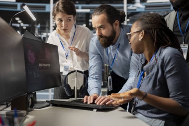 Veri merkezindeki bilgisayar bilimcileri virüs alarmına tepki göstererek sistemleri korumak için protokolü başlatıyorlar. Sunucu odası personeli, hacker saldırısından sonra ortaya çıkan teçhizatı değerlendirmek için işbirliği yapıyor.