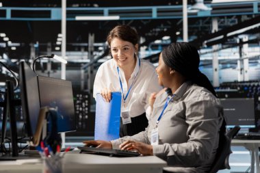 Sunucu merkezindeki ekip çalışanları başarılı operasyonlardan sonra memnun oldular. Happy Veri Merkezi Mühendislik Ekibi, istikrarlı performans göstergeleri gösteren altyapı sağlık raporlarını kontrol ediyor