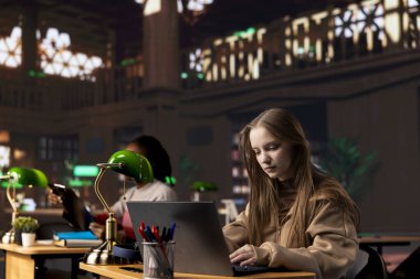 Üniversite öğrencisi, üniversitedeki akademik kütüphanedeki edebiyat ödevinden büyülenmiş, lisans diploması için evrak işleriyle uğraşıyor. Genel veritabanındaki birincil kaynak materyalleri kullanır.