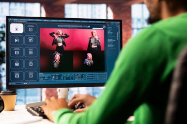 Yapay zeka yazılımı için UX dizayn eden grafik tasarımcısı metni fotoğrafa dönüştürüyor. Yapay zeka modellerine metin oluşturmak için makine öğrenme teknolojisi kullanan bilişim uzmanı, görüntüyü kapat