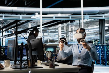 Veri merkezinde nöral ağ parametrelerini doğrulamak için VR kulaklık teknolojisi kullanan bir mühendis. Sunucu merkezi bilişim uzmanı sanal gerçekliği kullanarak yapılandırmaları denetleyerek en uygun uygulama performansını sağlar