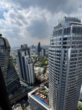 Şehir merkezinde büyük pencereleri olan, nefes kesici mühendisliği ve altyapısı olan kurumsal alanı olan Bangkok metropolünün üzerinde gökdelenler yükseliyor. Tayland 'da şehir manzarası.