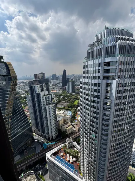 Şehir merkezinde büyük pencereleri olan, nefes kesici mühendisliği ve altyapısı olan kurumsal alanı olan Bangkok metropolünün üzerinde gökdelenler yükseliyor. Tayland 'da şehir manzarası.