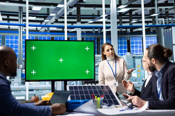 Fotovoltaik fabrikası araştırmacıları güneş panelleri verimliliğini arttırmak için izole ekran monitörü kullanıyorlar. Güneş panelleri, yeşil enerji çözümlerini araştıran kroma anahtar ekranına bakan çalışanları yerleştirir.