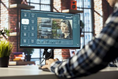 PC 'de oturan adam yazılım işleme metni girdisini kullanıyor, video çerçeveleri oluşturuyor ve çıktıyı video dosyası olarak kaydediyor. GPT metin analizi için web sitesi kullanan kişi, metni videoya dönüştürüyor