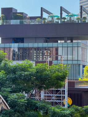 Bangkok, Tayland - 11 Kasım 2024: Bangkok 'un canlı kentsel manzarasına bir bakış, modern dönüşümlü tarihi binalar, Tayland' ı keşfeden gezginler için eşsiz bir cazibe.