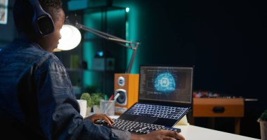 Diz üstü bilgisayar kullanan veri bilimci yapay zeka makinesini güncelliyor algoritmaları öğreniyor, kod senaryoları yazıyor. Apartman dairesinde bilişim uzmanına telgraf gönderiliyor. AI, Kamera B 'yi güncellemek için programlama kullanılıyor.