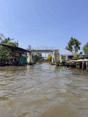 Bangkok, Tayland - 12 Kasım 2024: Tekne satıcılarının egzotik Tayland meyveleri, sebzeleri ve deniz ürünleri sunduğu yiyecek, pazar satan satıcılarla dolu egzotik yüzer pazar. Kültürel deneyim.