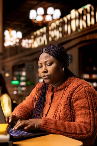 Afroamerikan pozitif kütüphanecisi barışçıl bir halk kütüphanesinde çalışıyor, öğrencilere rehberlik, rehberlik ve akademik uzmanlık sunuyor. Kadın eğitimsel kişisel materyalleri yönetiyor.