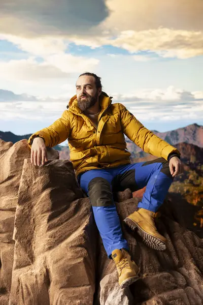 Genç gezgin, yüksek dağ zirveleri ve açık gökyüzü ile çevrili destansı manzarası ile vahşi doğada huzurlu bir anın tadını çıkarıyor. Yüksek irtifada macera arayan, korkuları yenen.