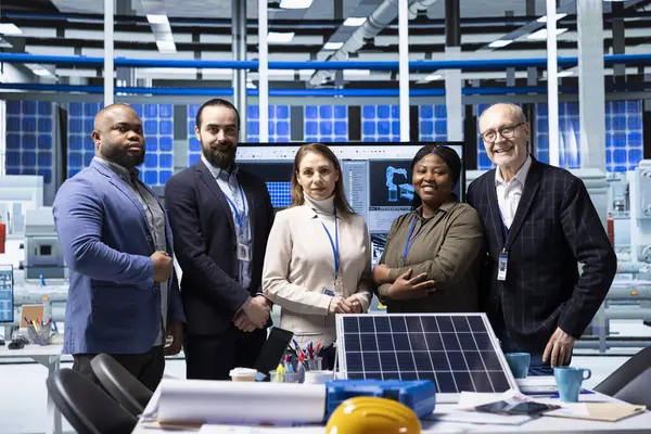 Potansiyel yatırım fırsatları üzerine araştırma yapan gülümseyen sanayi hissedarlarının portresi. Piyasa analizi yapmak ve eğilimleri belirlemek için toplanan neşeli fabrika hissedarları