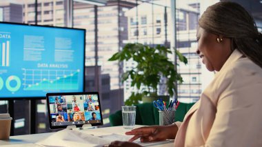 Yetenekli kadın CEO çevrimiçi konferansta hissedarlarla görüşüyor, genişleme projesini sürdürmek için fon istiyor. İş kadını yönetmen başarıya, lidere yönelikti. Kamera B.