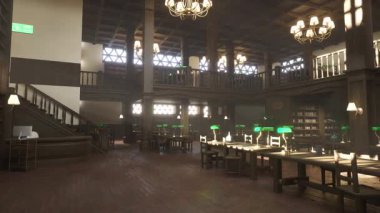 Çalışma masalarıyla döşenmiş edebiyat türleri için etiketlenmiş bölümleri olan şık klasik kütüphane alanı, yeşil okuma lambaları ve derin okuma ve akademik bağlılık için kullanılan uzun kitaplıklar