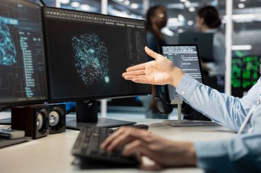 Veri merkezindeki bilgisayar monitörüne bakan, sunucunun sanal hale getirilmesini yöneten, betikleri çalıştıran programcıyı kapat. Sunucu çiftliğindeki PC ekranında programlama dili kullanan işçiler