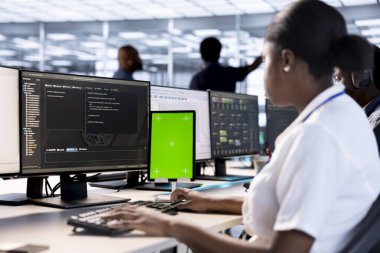 Sunucu odası bilgisayar bilimcisi yeşil ekran tableti kullanarak güvenlik duvarı yanlış yapılandırmalarını buluyor. BT uzmanı, model aygıt kullanılarak veri aktarım hızlarının yavaşlatılmasına yol açan sistem darboğazlarını kontrol ediyor