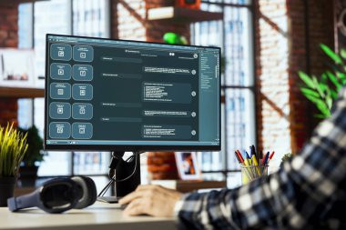 AI LLM Chatbot yazılımını kullanarak masa başında oturan adam görevleri çözüyor. IT uzmanı, PC üzerinde parlak ev çalışma alanında büyük dil modelleme programı üzerinde çalışıyor, yakın çekim