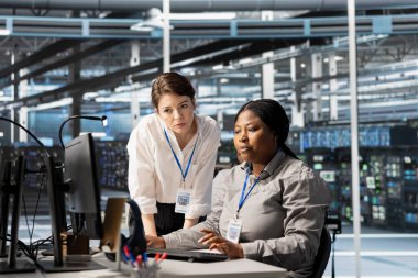 Sunucu merkezindeki mühendis tarafından yapılan işleri denetleyen yönetici, sondaj verilerini analiz ediyor. Veri Merkezi ekip lideri süperbilgisayar donanımlarını inceleyen, sistem bütünlüğü ve güvenliğini sağlayan çalışanları denetliyor.