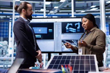 Güneş panelleri fabrika yöneticisi yatırımcılara üretim stratejileri ve teknoloji anlayışları sunar. Fotovoltaik fabrikası yöneticisi hissedarlara büyüme olanaklarını vurgulamak için veri kullanıyor