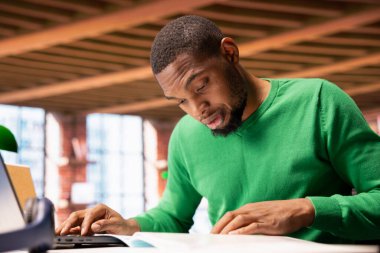 Şirketin kar analizi için evden çalışan muhasebeci, kafa karıştırıcı veriler karşısında şaşkın hissediyor. Apartmanda mali bütçe hesaplaması yapan uzaktan çalışan, mali rakamlardan kafası karışmış biri.