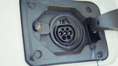 Aşırı yakın çekim elektrikli araba şarj kapağı şarj şarjı bitmiş pil için açıldı. Otomobil tedarik etmeye hazırlanan, yükleme kapısı kapağını açan sürücüye odaklan