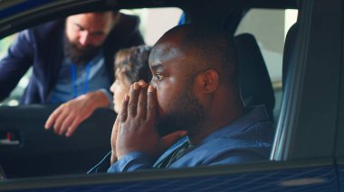 Büyülenmiş müşteri test sürüşünü bitirdikten sonra gözlerine inanamıyor ve araba sürmekten zevk alıyor, satın almaya karar veriyor. Büyüleyici bir adam denedikten sonra arabasıyla büyüledi, satın almaya hazır, kamera A