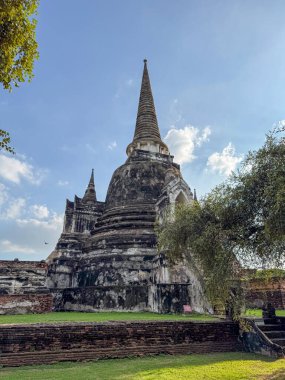 Antik güzel Wat Chaiwatthanaram Ayutthaya tarihi tapınağı, gün ışığında parlayan tuğla kuleler. Kutsal bir simge için ruhani miras, kültür ve mimari özellikler.