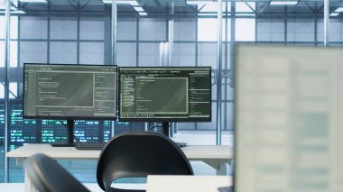 Boş veri merkezindeki bilgisayarlar enerji tüketimini düzenliyor. Sunucu odasında otomasyon ve izleme işlemleri için kullanılan bilgisayar monitörlerinin betiği kapat, el kamerasının görüntüsü