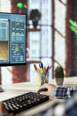 İç mimar sanal fotorealistik resim oluşturmada mimari yazılım kullanır. 3D modelleme uygulaması olan odayı tasarladıktan sonra müşteriler için görsel önizleme hazırlayan adam