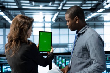 Veri merkezindeki teknisyen ekibi yeşil ekran model tableti kullanarak güç yönetimi ayarlarını ayarlıyorlar. Sunucu odasındaki iş arkadaşları krom anahtar aygıtı ile kaynak kullanımını optimize ediyorlar