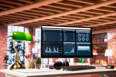 Apartman masasındaki bilgisayar ekranında gelir ve giderleri gösteren finansal yazılım UI. Parlak konforlu oturma odasındaki bilgisayar monitöründe yıllık muhasebe incelemesi kazancı gösteriyor