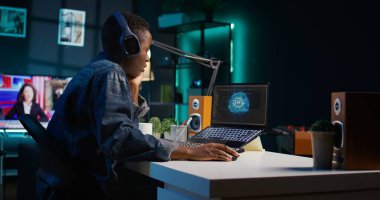 Oturma odasındaki programcı klavyeye yazı yazıyor, yapay zeka sinirsel ağlarını güncelliyor, ikili kod senaryoları yazıyor. Serbest sistem yöneticisi yüksek teknolojili yapay zeka, kamera B