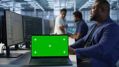 Veri merkezi teknisyeni krom anahtar dizüstü bilgisayar kullanarak şirketin ağ altyapısını koruyor. Sunucu merkezi çalışanı izole ekran defteri ve kamera A ile optimal sistem performansı sağlıyor