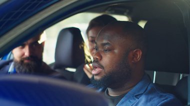 Mutlu müşteriler test sürüşünden sonra araba galerisi satıcısıyla tokalaşırken ve tatmin olurken. Müşteriler, araç kullandıktan sonra acente ile anlaşmaya varıyor. Kamera A.