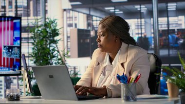 Ofisinde yetkilendirme ve hırsla yönetilen Afrikalı Amerikalı CEO, iş hedeflerine ulaşma ve şirket performansını dinamik bir şirket ortamında artırmaya odaklanıyor. Başarı hikayesi. Kamera A.