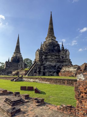 Wat Chaiwatthanaram Ayutthaya tapınağı nehir teknesinden görüldü, altın gün batımının altında antik tuğla kuleler. Geleneksel miras, kültür. İnanılmaz heybetli dini yapı.