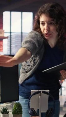 Vertical Video Editors ekibi, yaratıcı bir ajansta sosyal medya makaraları için daha iyi içerik yaratmak için video yazılımı kullanıyor. Eğilimleri hedeflemek ve çevrimiçi takipçileri artırmak için kullanılan pazarlama stratejisi